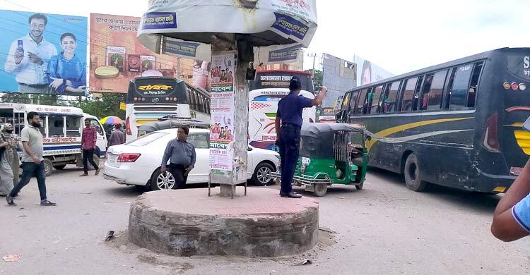 সড়ক দখল করে যাত্রী ওঠানামা, চুপ ট্রাফিক পুলিশ!