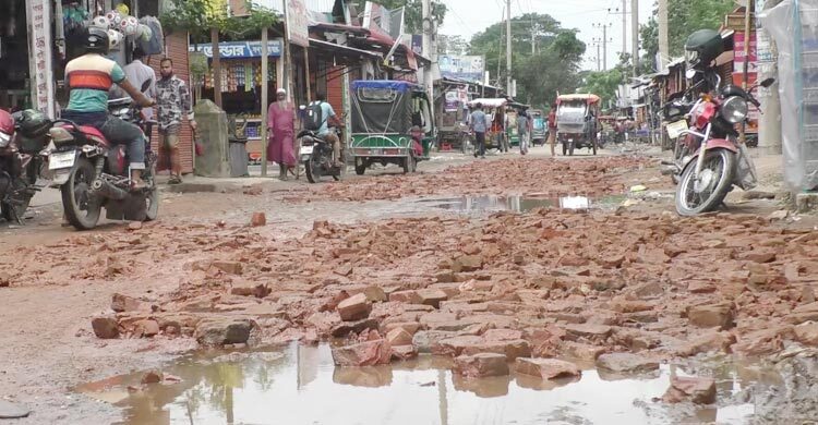 শেরপুরের গাজীরখামার-নালিতাবাড়ী সড়কটি এখন গলার কাঁটা