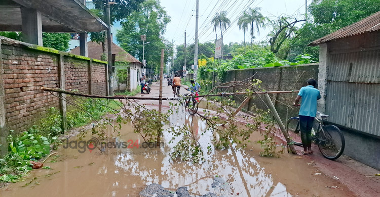 বেহাল সড়কের যানচলাচল বন্ধ করে দিলেন স্থানীয়রা