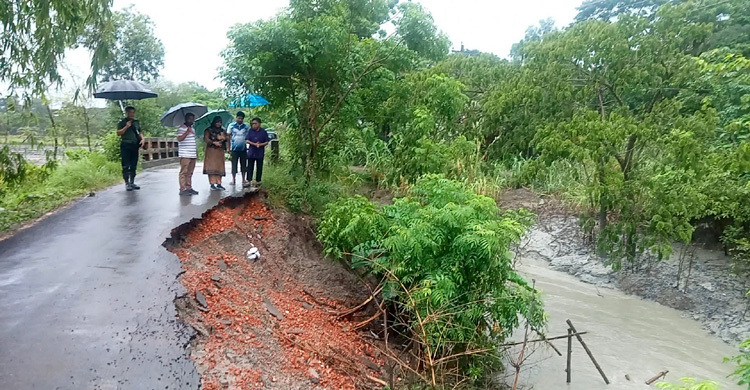 নদী ভাঙনে ধসে পড়লো সোনাগাজীর তিন সড়ক