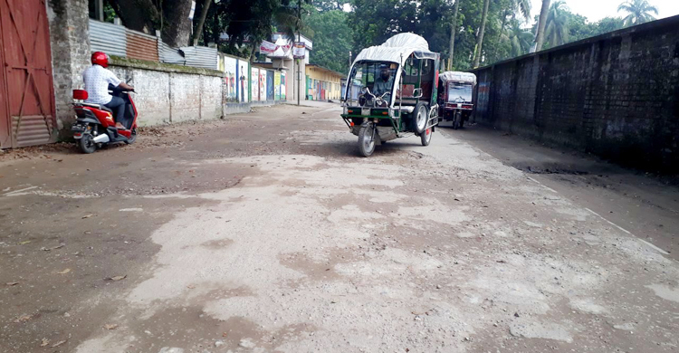 যানবাহনে চড়ে আতঙ্কে থাকি, কখন যেন উল্টে যায়