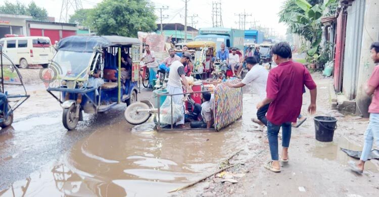 ভাঙাচোরা সড়ক যেন মৃত্যুফাঁদ