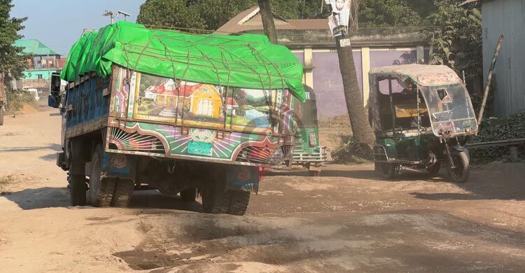 সড়ক যেন যুদ্ধবিধ্বস্ত কোনো এলাকা, ৬ বছরেও শেষ হয়নি কাজ