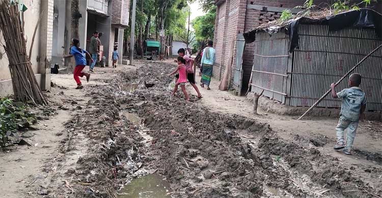 সড়ক তো নয়, এ যেন খাল