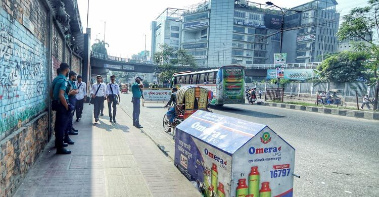 সড়কে ব্যক্তিগত গাড়ি কম, সতর্ক অবস্থানে আইনশৃঙ্খলা বাহিনী