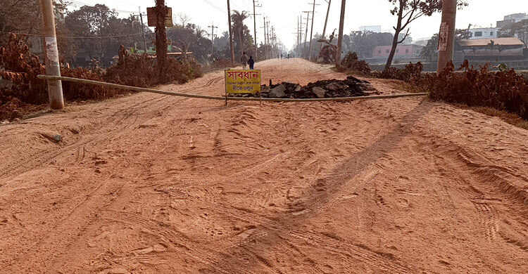 মদনপুর-মদনগঞ্জ-সৈয়দপুরের বেহাল সড়কে ভোগান্তি চরমে