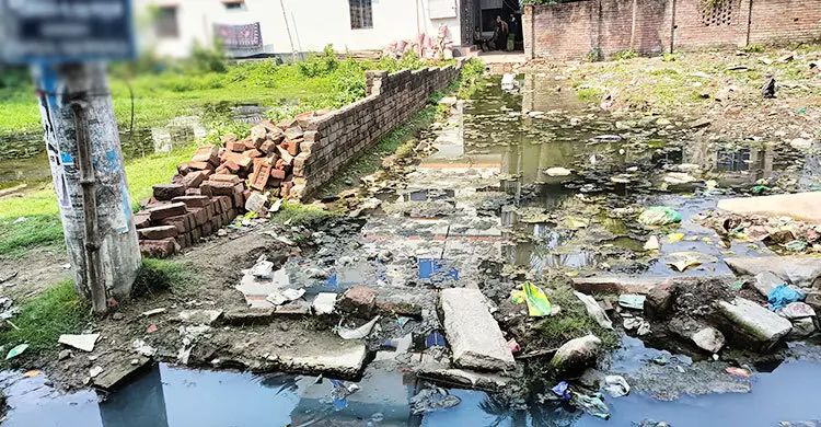 পৌরসভার রাস্তায় গর্ত, ভোগান্তিতে ৩০ পরিবার