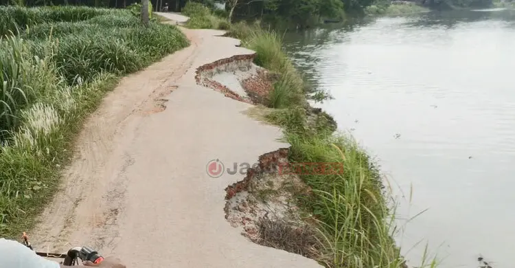 অবৈধভাবে বালু উত্তোলন, ভাঙতে ভাঙতে নিশ্চিহ্নের পথে সড়ক