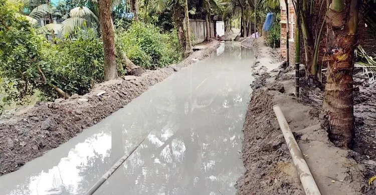 কাদাযুক্ত বালু দিয়ে রাস্তা ভরাট
