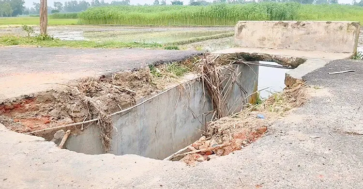 কালভার্ট দেবে গিয়ে সড়ক যেন মরণফাঁদ