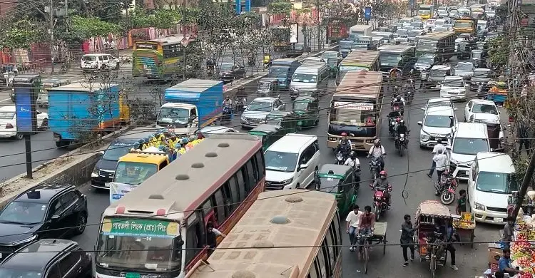 ঢাকার সড়কে গাড়ির জট, যান চলাচলে ধীরগতি - Jagonews24.com
