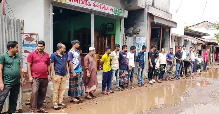 সড়কে কচুগাছ লাগিয়ে প্রতিবাদ