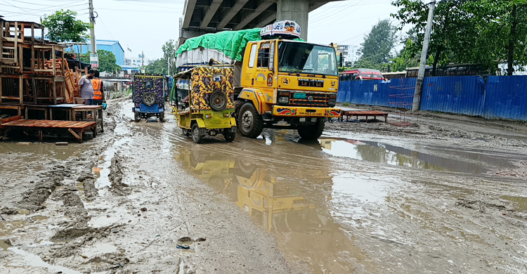 পঞ্চবটি-মুক্তারপুর ৬ লেন সড়কের নির্মাণকাজে ধীরগতি, ভোগান্তি চরমে