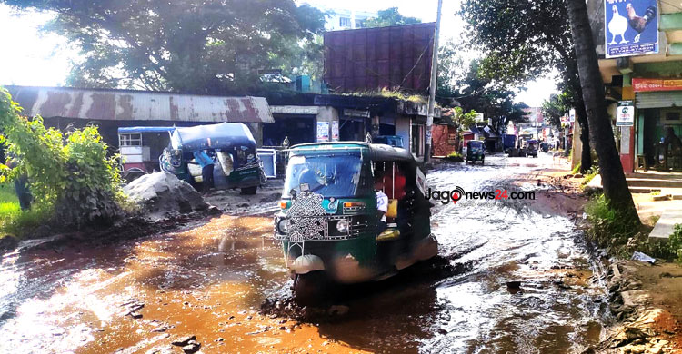 কুমিল্লায় ২১ কিলোমিটার সড়কে ৩৫০ মিটার মরণফাঁদ