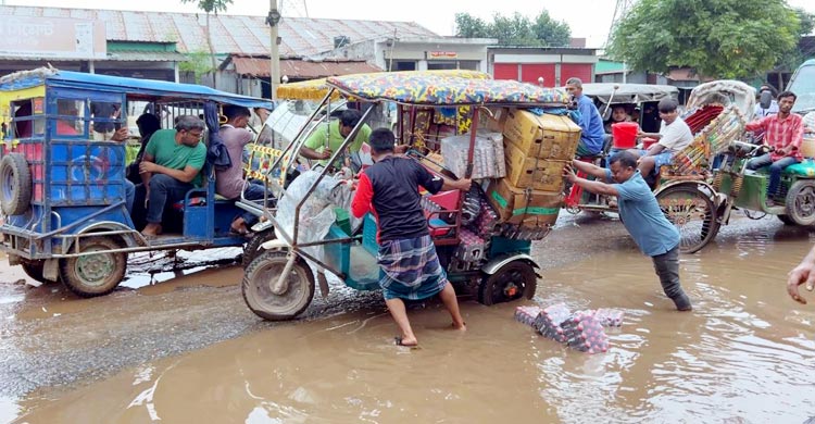 ভাঙাচোরা সড়ক যেন মৃত্যুফাঁদ