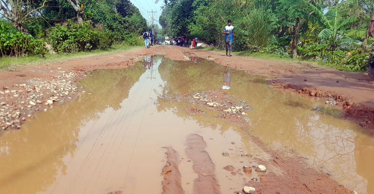 সড়কজুড়ে খানাখন্দ, দুর্ভোগে লাখো মানুষ