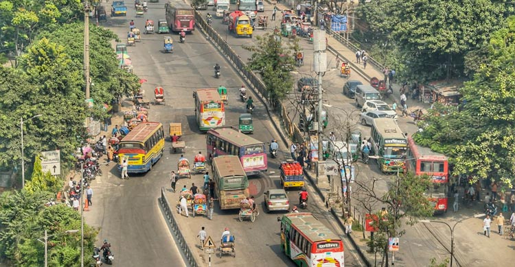 সড়কে ব্যক্তিগত গাড়ি কম, সকর্ত অবস্থানে আইনশৃঙ্খলা বাহিনী
