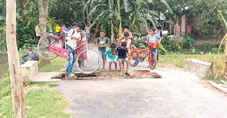 কালভার্ট দেবে গিয়ে সড়ক যেন মরণফাঁদ