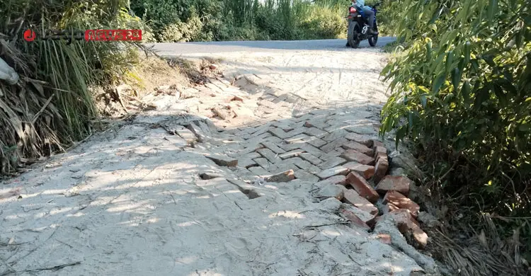 নির্মাণের পরদিন বৃষ্টি, দেবে গেল রাস্তা