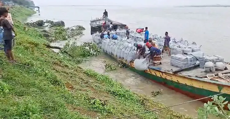 টাঙ্গাইল-তারাকান্দি সড়কে ভাঙন, যানবাহন চলাচল বন্ধ