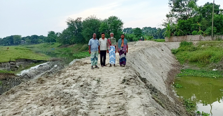 চাঁদা তুলে নিজেরাই রাস্তা নির্মাণ করলেন এলাকাবাসী