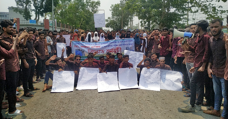 সহপাঠীর মৃত্যুতে ৫ দাবিতে সড়কে শিক্ষার্থীরা
