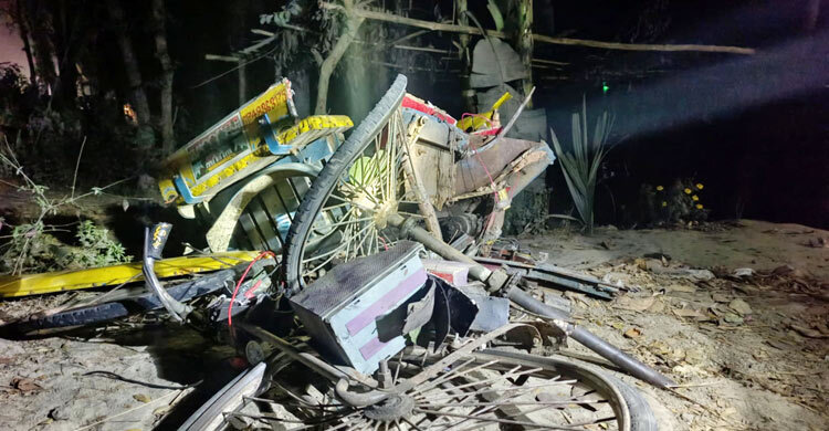 বাসের ধাক্কায় দুমড়েমুচড়ে গেলো অটোরিকশা, নিহত ২