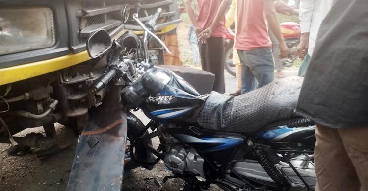 ট্রাকের সঙ্গে ধাক্কায় প্রাণ গেলো মোটরসাইকেলের দুই আরোহীর