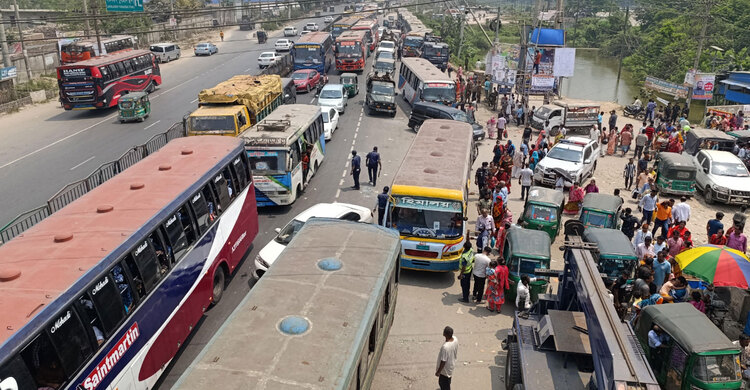 ঢাকা-চট্টগ্রাম মহাসড়ক অবরোধ, ৫ কিলোমিটার যানজট