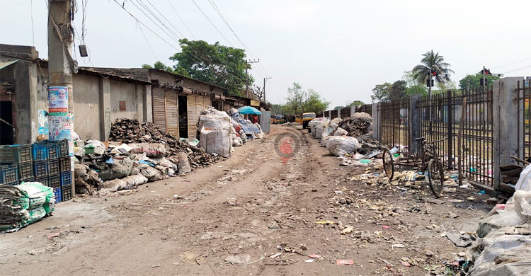 এ সড়কটি পাকা ছিল দেখে বোঝা যায় না-ছবি জাগো নিউজ