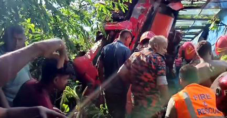 দিনাজপুরে বিআরটিসি বাস উল্টে হেলপার নিহত