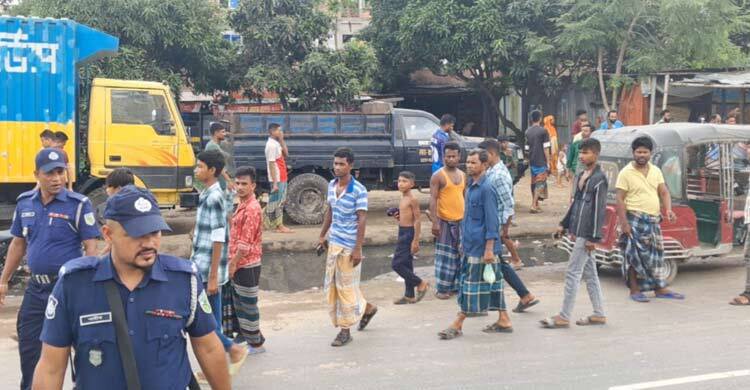 দোয়া অনুষ্ঠানে যাওয়ার পথে বাবা নিহত, আহত দুই মেয়ে