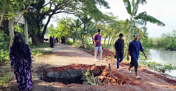 সড়ক নয়, যেন মরণফাঁদ