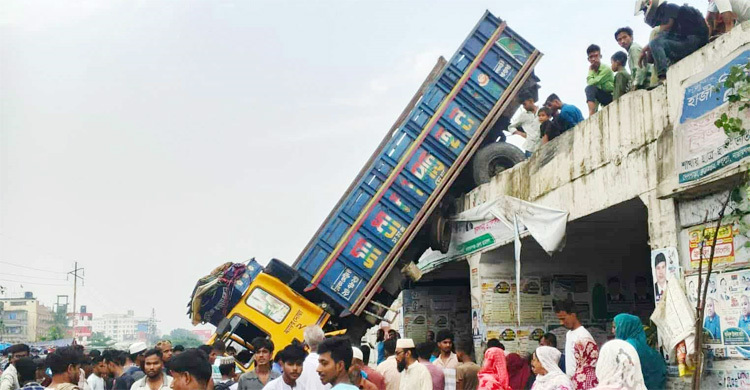 ওভারপাসের রেলিং ভেঙে ঝুলে পড়লো ট্রাক, আহত ১