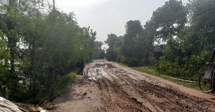 সড়কজুড়ে খানাখন্দ, দুর্ভোগে লাখো মানুষ