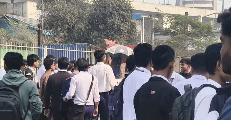 Tejgaon College students block roads, traffic at standstill