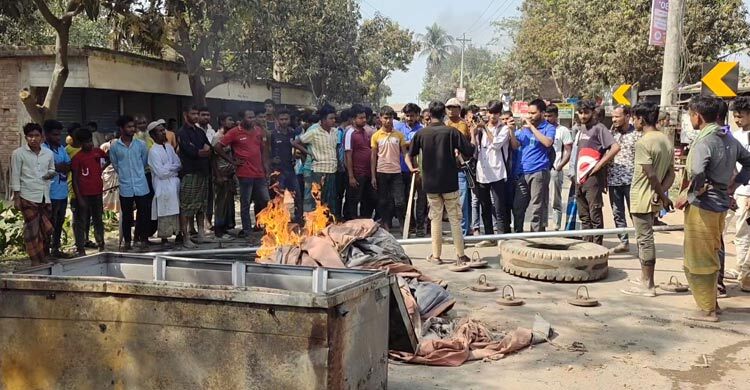 ইটভাটার ট্রাক্টর-ভেকুতে আগুন দিলো বিক্ষুব্ধ জনতা