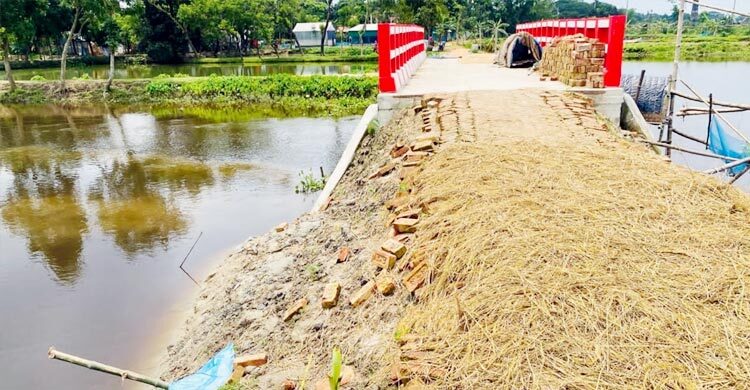 উদ্বোধনের আগেই ধসে পড়লো কোটি টাকার সেতুর সংযোগ সড়ক