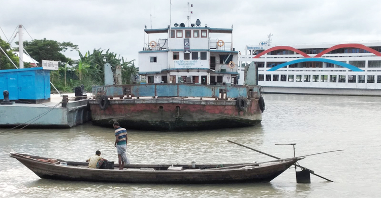 চাঁদপুর-শরীয়তপুর নৌপথে ফেরি কম চলায় দুর্ভোগ