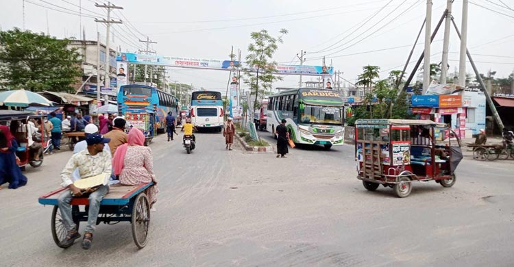 ঢাকা-বরিশাল/সরু সড়কে ভোগান্তির শেষ নেই