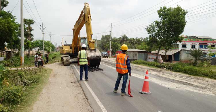 অবশেষে সেই সড়ক মেরামতে তোড়জোড়