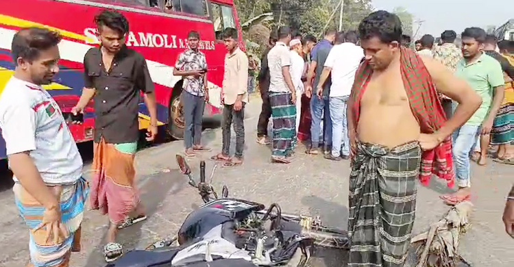 মোটরসাইকেল থেকে ছিটকে সড়কে, বাসচাপায় প্রাণ গেলো দুই আরোহীর