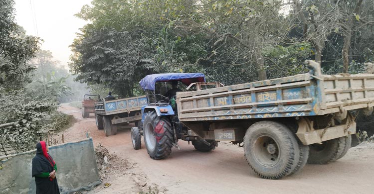 ৯০০ মিটার সড়ক বেহাল, ঘুরতে হয় ৫ কিমি পথ