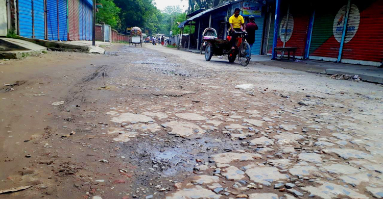 যানবাহনে চড়ে আতঙ্কে থাকি, কখন যেন উল্টে যায়