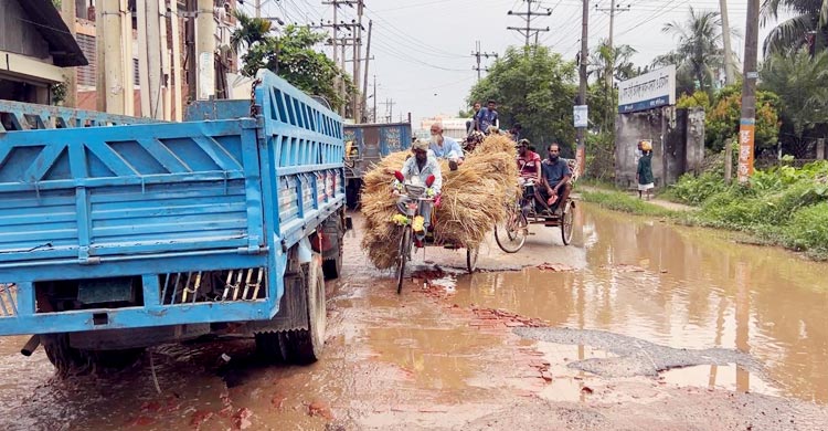 ভাঙাচোরা সড়ক যেন মৃত্যুফাঁদ