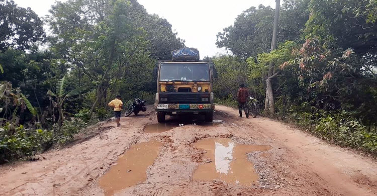 সড়কজুড়ে খানাখন্দ, দুর্ভোগে লাখো মানুষ