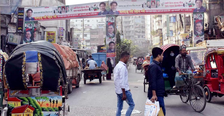 সড়কে ব্যক্তিগত গাড়ি কম, সকর্ত অবস্থানে আইনশৃঙ্খলা বাহিনী