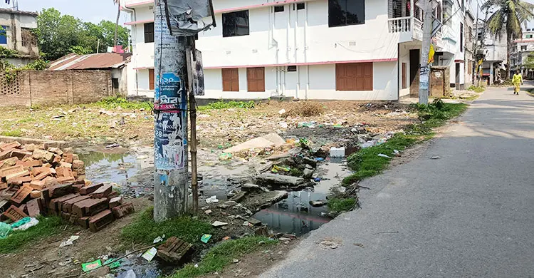 পৌরসভার রাস্তায় গর্ত, ভোগান্তিতে ৩০ পরিবার