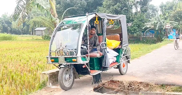 কালভার্ট দেবে গিয়ে সড়ক যেন মরণফাঁদ