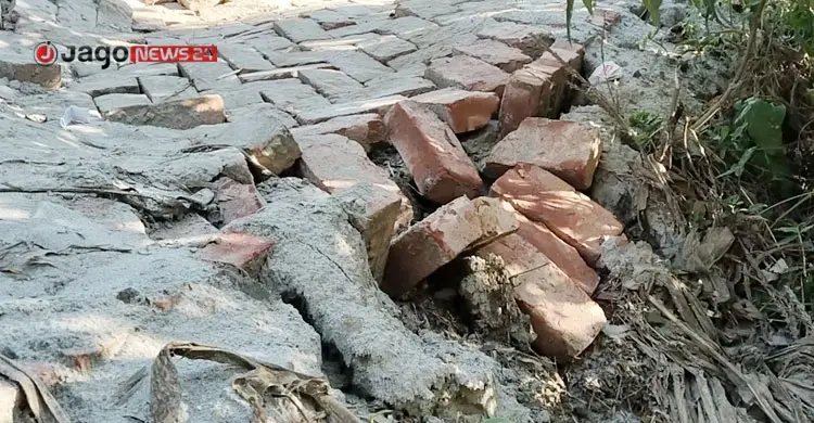 নির্মাণের পরদিন বৃষ্টি, দেবে গেল রাস্তা